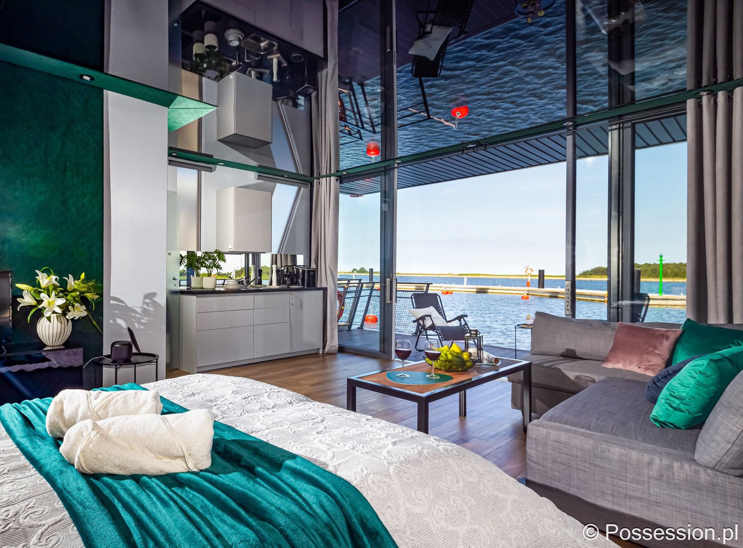 Apartments & rooms Possession Houseboat Fregata - dom na wodzie